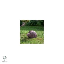 Sündisznó figura gyepbe helyezve